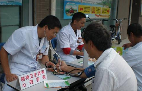 青岛安宁医院深入社区开展健康义诊活动,关爱精神病人